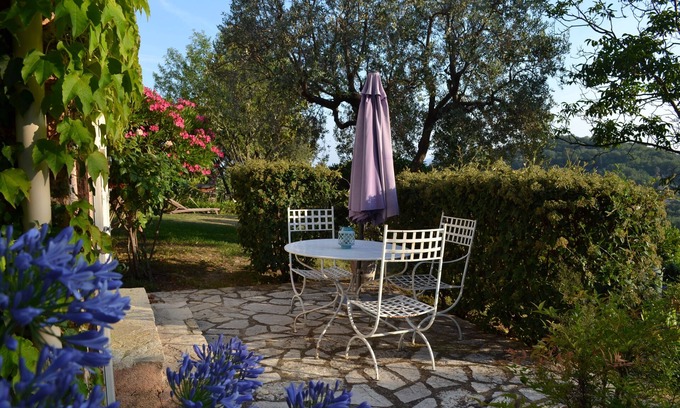 Chateauneuf-Grasse Apartamento | T2 nivel de jardín independiente de una casa de campo con piscina en posición dominante