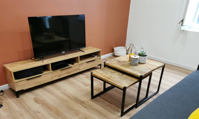 Baille Apartamento | T2 with private terrace close to public transport