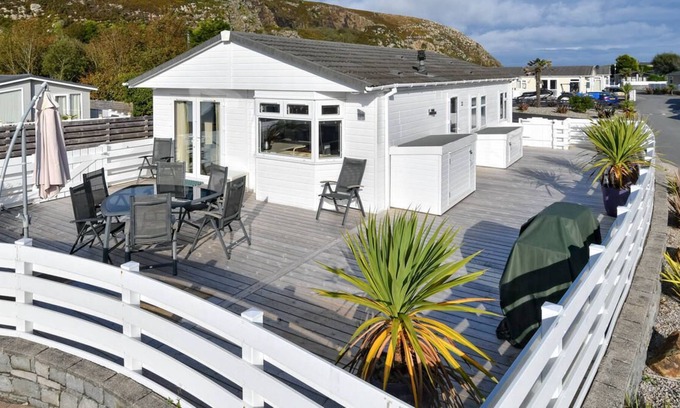 Mynytho Chalet De Esquí | Con una fabulosa área de terraza soleada a través del patio desde el contemporáneo livi de planta abierta
