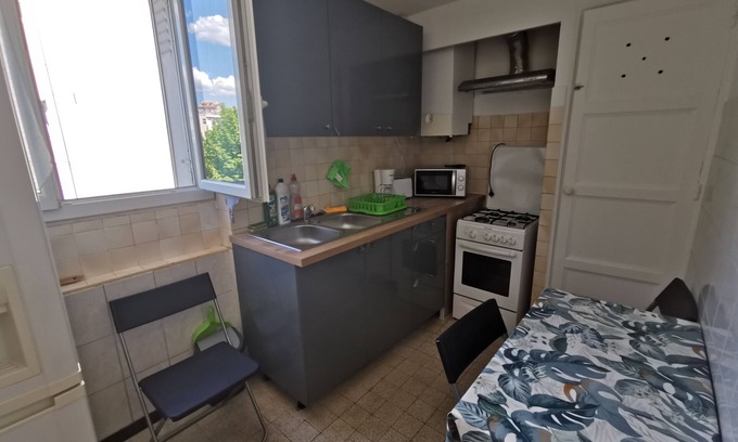 3rd Arrondissement Apartamento | T4 Apartment with sunny balcony near St Charles Marseille station