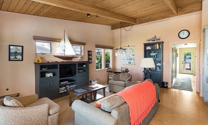 Gearhart Condominio | Hermoso condominio expansivo con vista al mar. Recién remodelado.