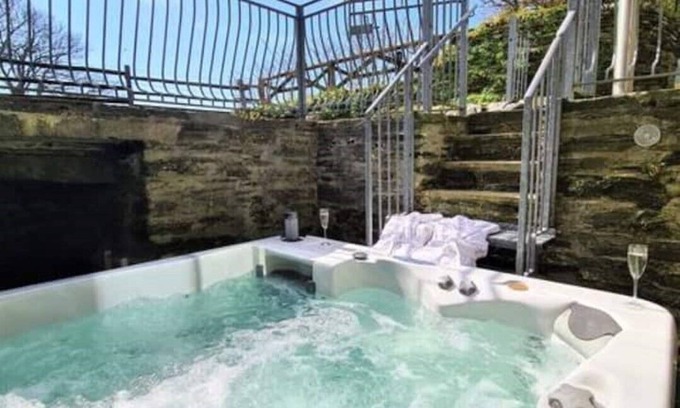 Fivelanes Cabaña | Ta Mill Forge Cottage in a Stunning Retreat