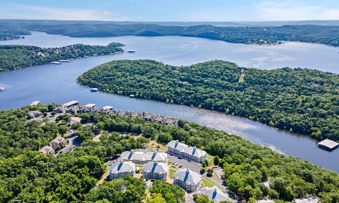 Kimberling City Condominio | Table Rock Lake Access Condo-Double Kitchens-Free Attraction Tickets-Cmty Outdoor Pool-Pickleball