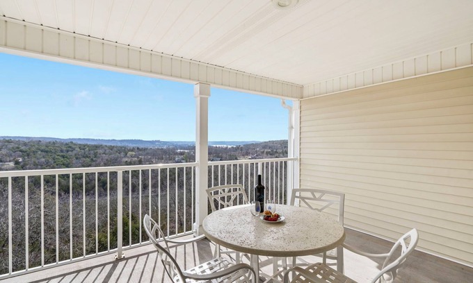 Kimberling City Condominio | Table Rock Lake Access Condo w Peaceful View-Free Daily Tickets-Cmty Pool-Pickleball