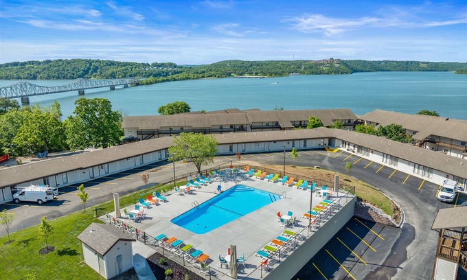 Kimberling City Condominio | Kimberling City Lake Views and Pool Vibes Await