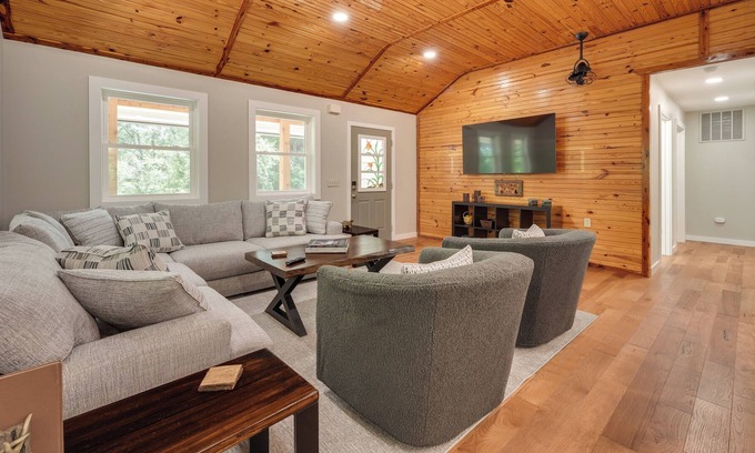 Golden Cabaña | Table Rock Lake Vacation Rental with Swim Dock!