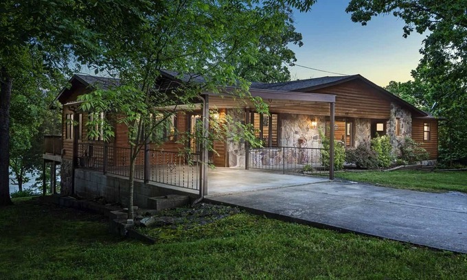 Kimberling City Cabina | Table Rock Lodge - True Lake Front with Dock on 2 Acres