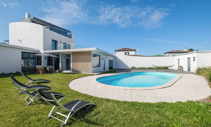 Ponta Delgada Casa | Table Top - Swimming pool with family and friends