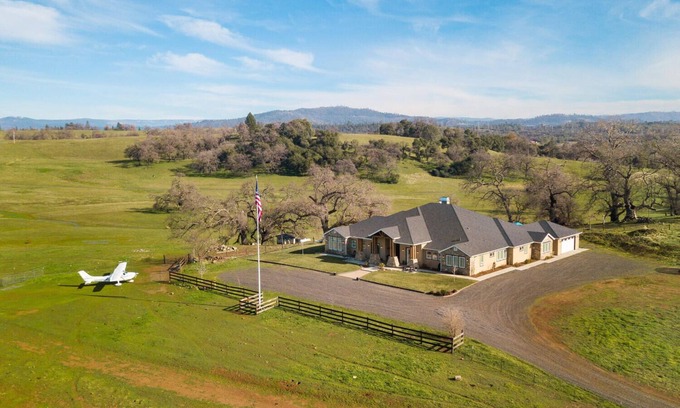 Pulga Cabina | Tabletop Mountain Oasis: 215 Acres with 360 views and a luxurious estate