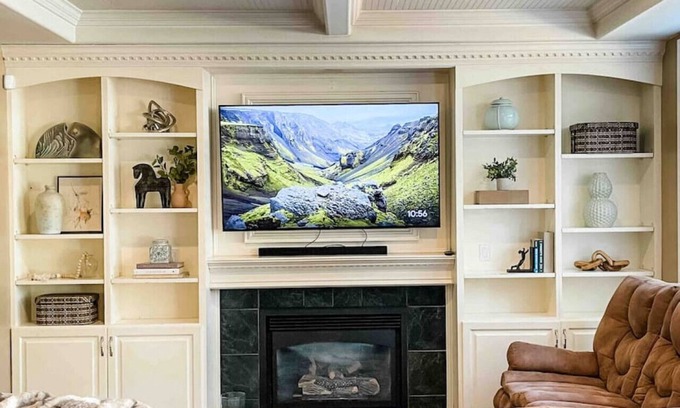 Lakewood Apartamento | Tacoma Retreat- Hot Tub, Fireplace & AC!