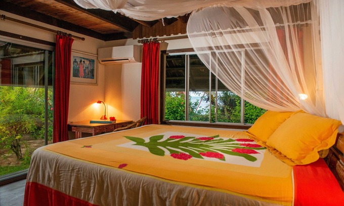 Otumai Villa | Tahiti Beach house villa costera decorada hermoso jardín y baño bajo los alisios