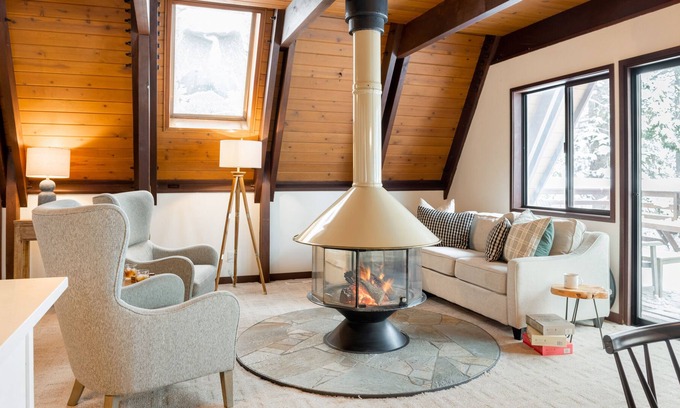 Alpine Meadows Cabina | Tahoe Bliss by AvantStay | Mins from Slopes/Shore