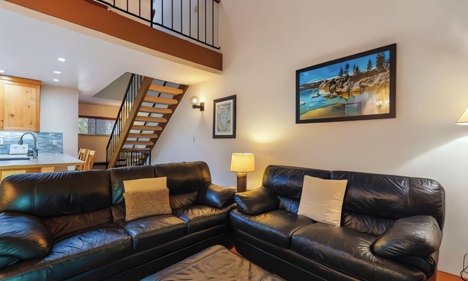Carnelian Woods Condominio | Tahoe condo with hot tub, central AC, fireplace, gas grill & balcony
