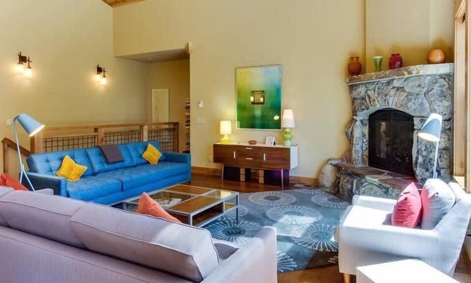 Truckee Casa | ¡Casa moderna y lujosa llena de luz 5BR, perfecta para 3 familias! ¡Verano ahora alquilando!