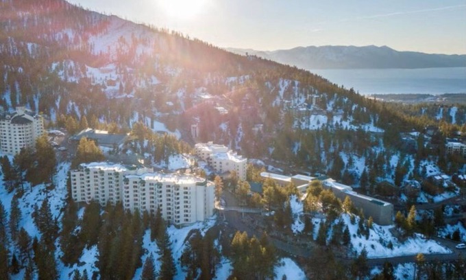 Tahoe Village Villa | ¡Buena ubicación! Condominio tranquilo + espacioso con piscina, acceso al jacuzzi