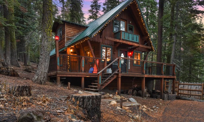 Tahoe Pines Casa | Tahoe Pines Cabin – Cozy and Private 3 BDR Close to Beaches and Skiing!