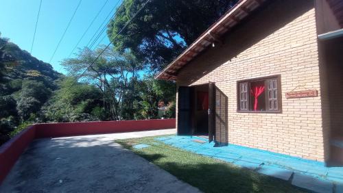 Prumirim Casa | Tahoma Chale Rustico côr Café e vermelho Prumirim Paraiso