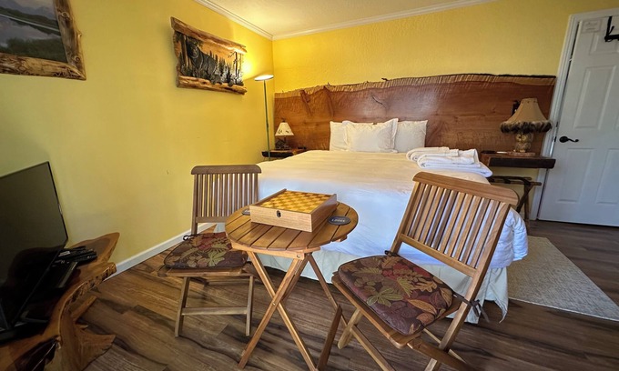 Carnelian Woods Cama Y Desayuno | TaHome: Cozy, Private 2BR Hotel-Style Suite Nestled in Nature next to Lake Tahoe