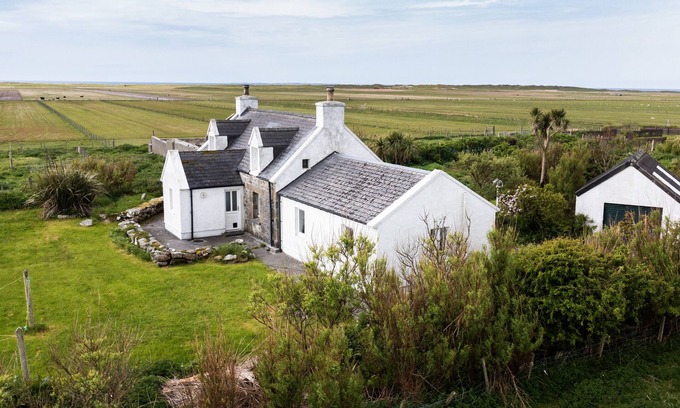 Baleshare Cabaña | TAIGH PHINC, pet friendly, with a garden in Lochmaddy, North Uist