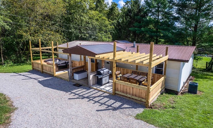 East Fultonham Casa | 'Take 5 Relax, Rest, Refresh' with Yard & Pond!