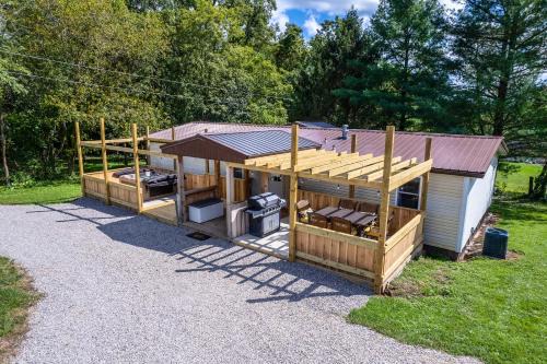 East Fultonham Casa | Take 5 Relax, Rest, Refresh with Yard and Pond!