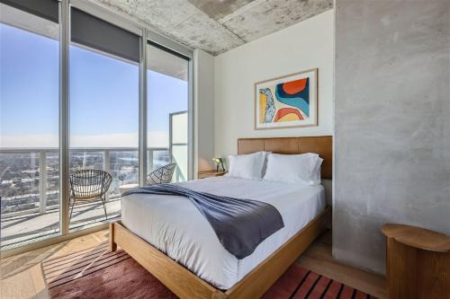 Rainey Street Historic District Apartamento | Take in the views with 1BR plus Rooftop pool