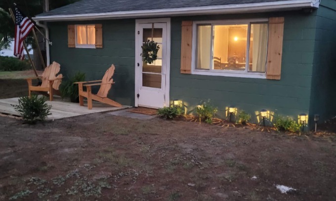 Harrison Cabina | Take it easy at this unique and tranquil getaway. Small, yet simple cottage.