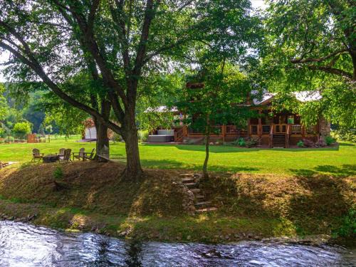 Blue Ridge Casa | Take Me to the River - Toccoa River - Riverfront On Toccoa River, Easy Fishing Access, Hot Tub, Hammock, Fire Pit, Large Front Y