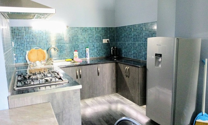 Saburtalo Apartamento | La acogedora casa de Tako con cama tamaño king (todo el apartamento)