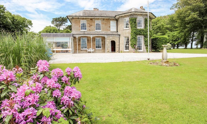 Llanfairpwllgwyngyll Casa | TAL GWYNEDD, pet friendly, luxury holiday cottage in Newborough