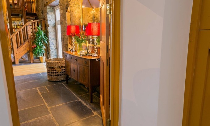 Bangor Apartamento | Tal Y Bont Uchaf Stables - a hot tub that sleeps 16 guests in 5 bedrooms