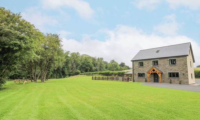 Builth Wells Cabaña | TALARDDU COTTAGE, pet friendly, with hot tub in Builth Wells