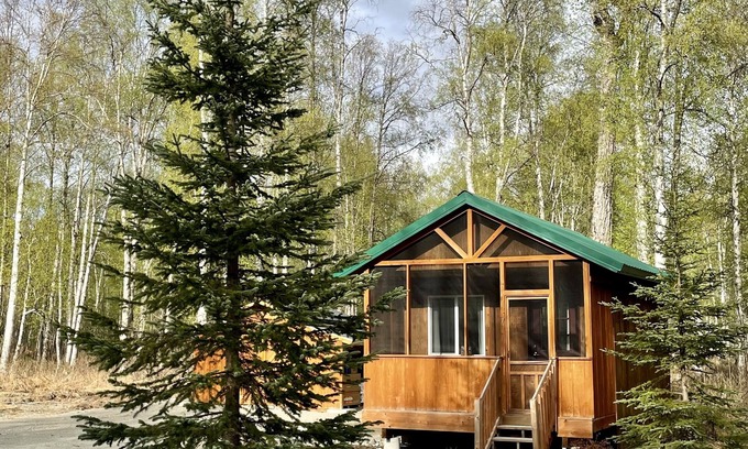 Susitna North Cabina | Talkeetna Wilderness Lodge - Studio Cabin #7 – King Bed