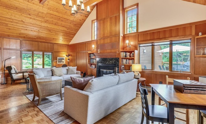 Stowe Casa | Talking Trees Lodge: 4 br, wood fireplace, deck, hot tub, garage!