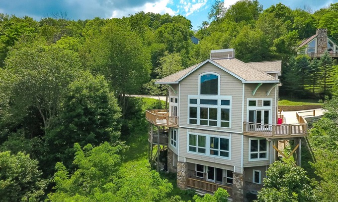 Mountainside Casa | Tall Castle- Lake Access Home w / Great Community Perks