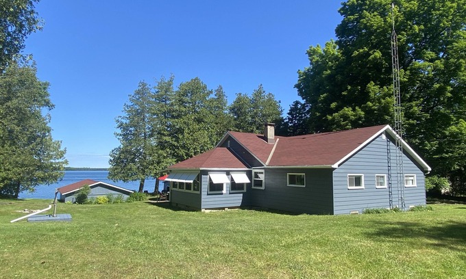 Rideau Lakes Cabaña | Tall Cedars on Big Rideau Lake