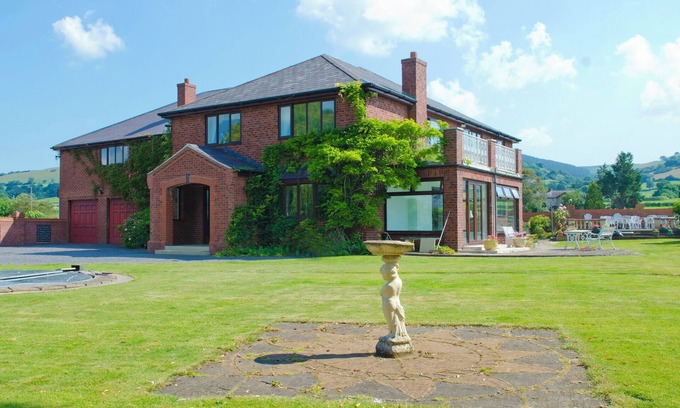 Llandyrnog Cabaña | TALL TREES, pet friendly, character holiday cottage in Llandyrnog