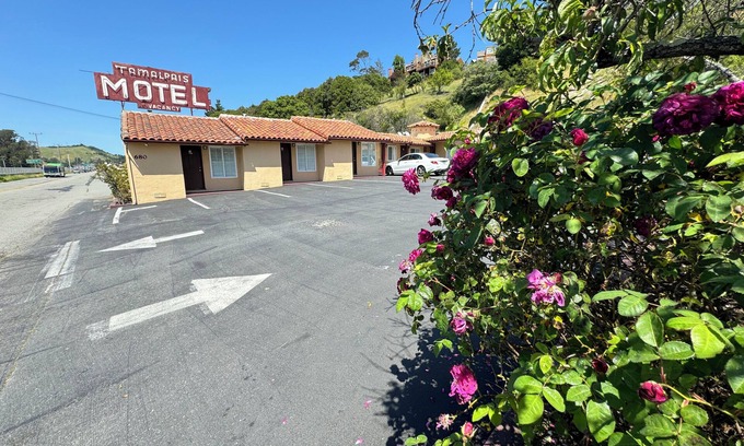 Strawberry Hotel | Tamalpais Motel