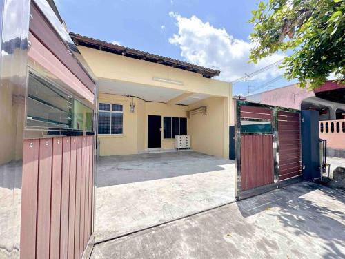 Taman Universiti Casa | TAMAN UNIVERSITI THREE BEDROOMS 6-10Pax UTM, SKUDAI