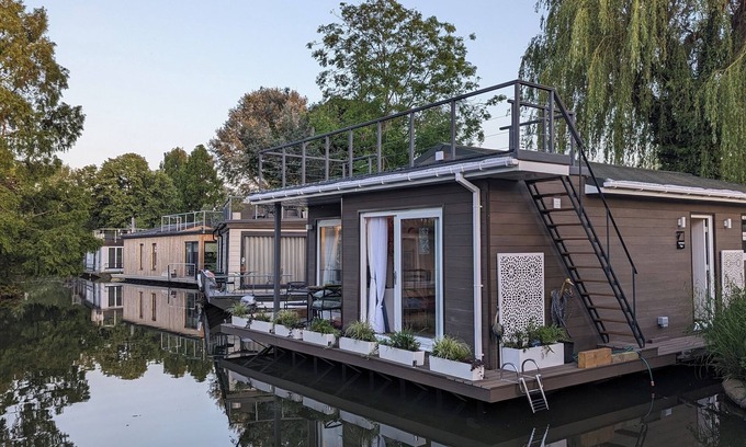 Richmond-upon-Thames Alquiler De Eote | Tamanzi Taggs, floating home on idyllic island & sauna -Hampton Court & Richmond