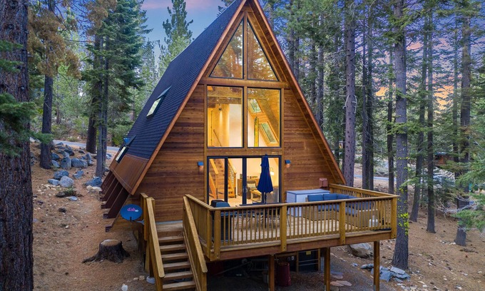 Tahoma Cabina | Tamarack by AvantStay | Remodeled Chamberlands! Full Beach / Pool Access!