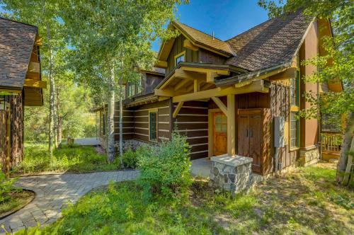 Tamarack Resort Casa | Tamarack Ski Resort Townhome - Elegant couple's retreat - Path to chairlift - Golf