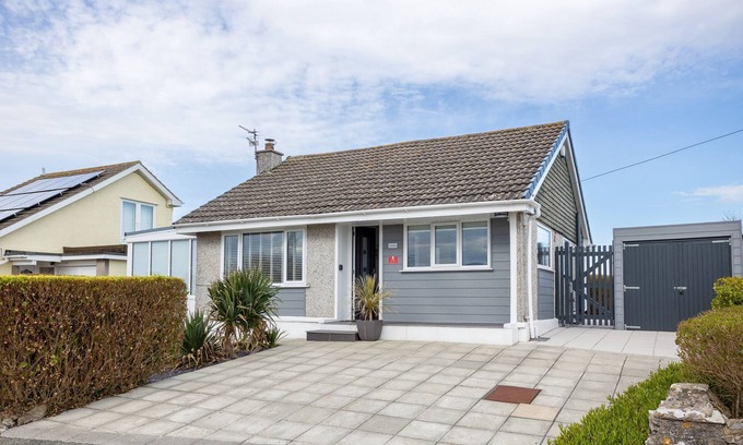 Moelfre Casa | Tamarisk - a single-storey cottage in Moelfre