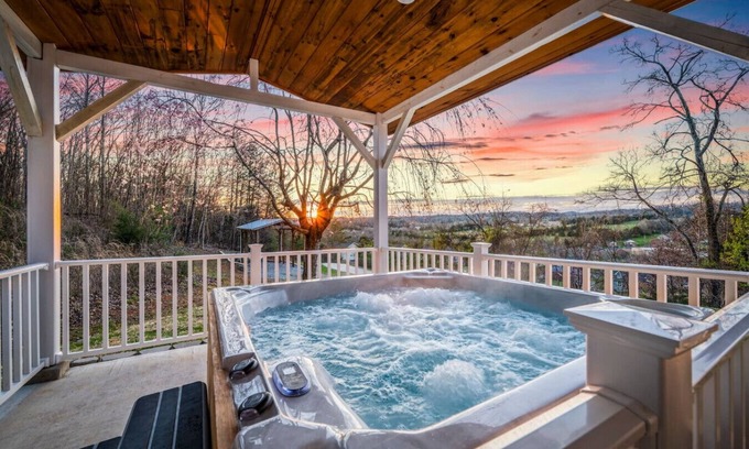Kodak Casa | Tami's Dream: 3BR w/Hot Tub + Grill + Games | Great Location!