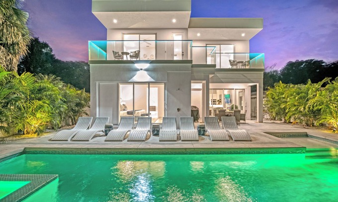 Arlington Park Casa | Tamiami Vice - Luxury Siesta Key Home with Heated Pool & Prime Location – Book Your Escape Today!