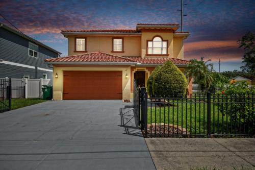 Sun Bay South Casa | Tampa "Good Times" Private Large House With GameRoom - Sleeps 12, 4bdr, 3bth, Great Location, Quiet Community, Backyard