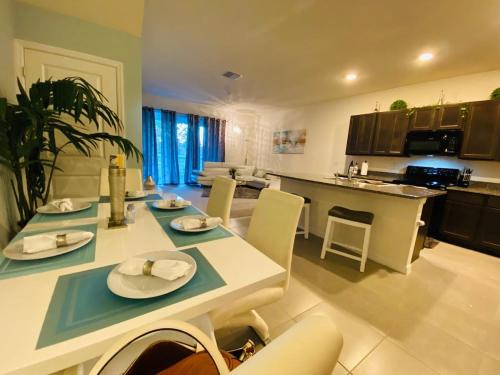 Riverview Casa | Tampa Modern Vacation Townhome