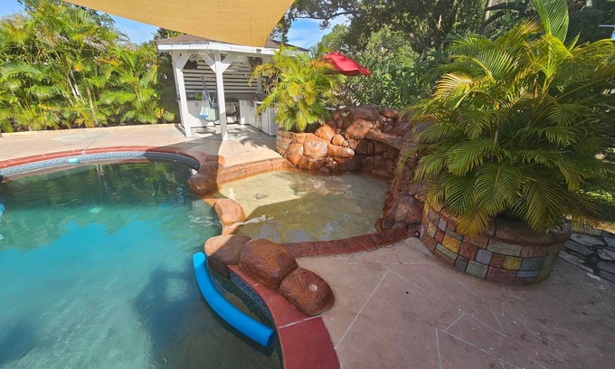 Country Place Casa | Tampa Retreat Home with Private Pool-Pet friendly- Near Everything. EV charger