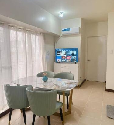 Kapitolyo Hotel | Tan condo city view 01