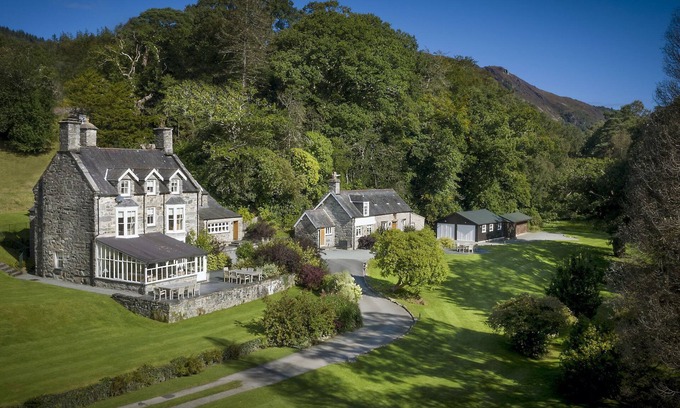 Llanelltyd Otro | Tan Llan & The Coach House - sleeps 16 guests in 8 bedrooms